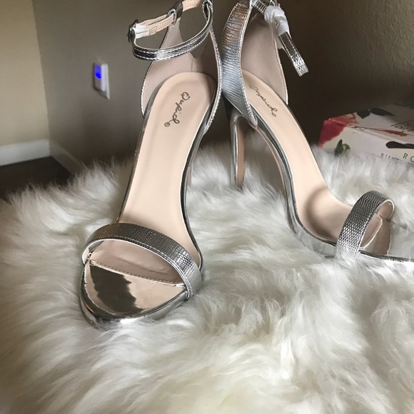 Silver Heels - Picture 5 of 5